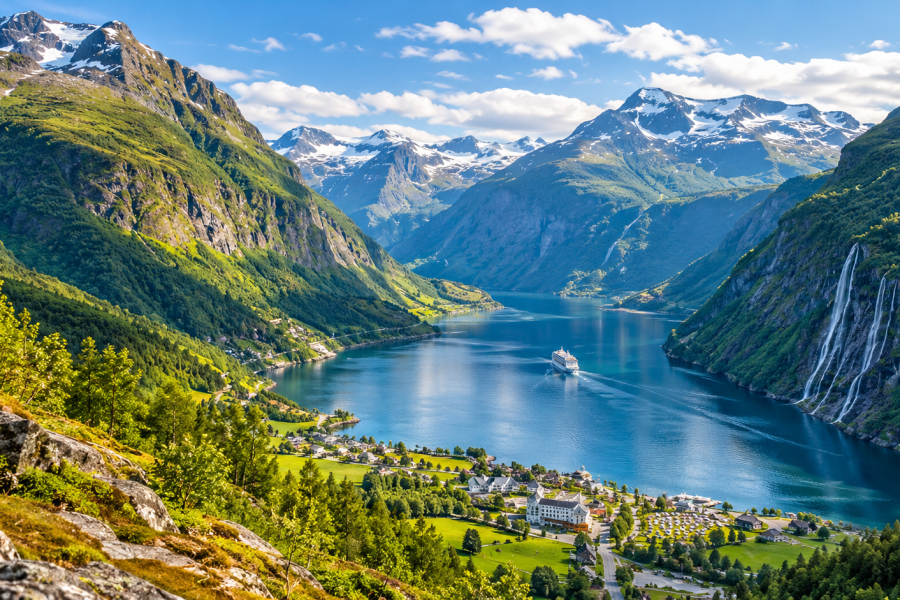 Norveç Geiranger Fiyordu ve dağ manzarası - temsili görsel