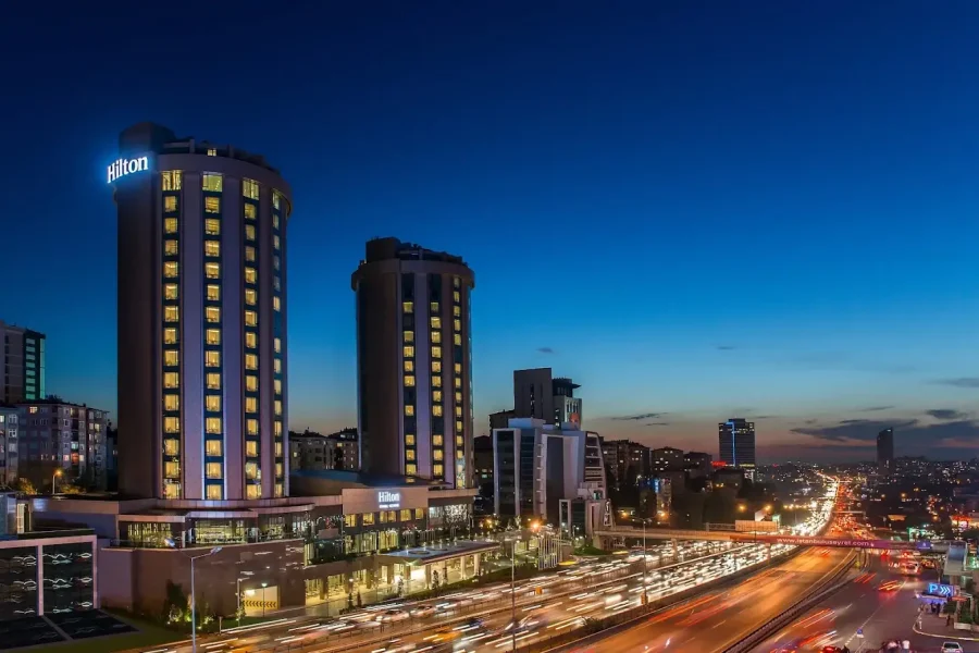 Hilton İstanbul Kozyatağı otelinin akşam dış görünümü
